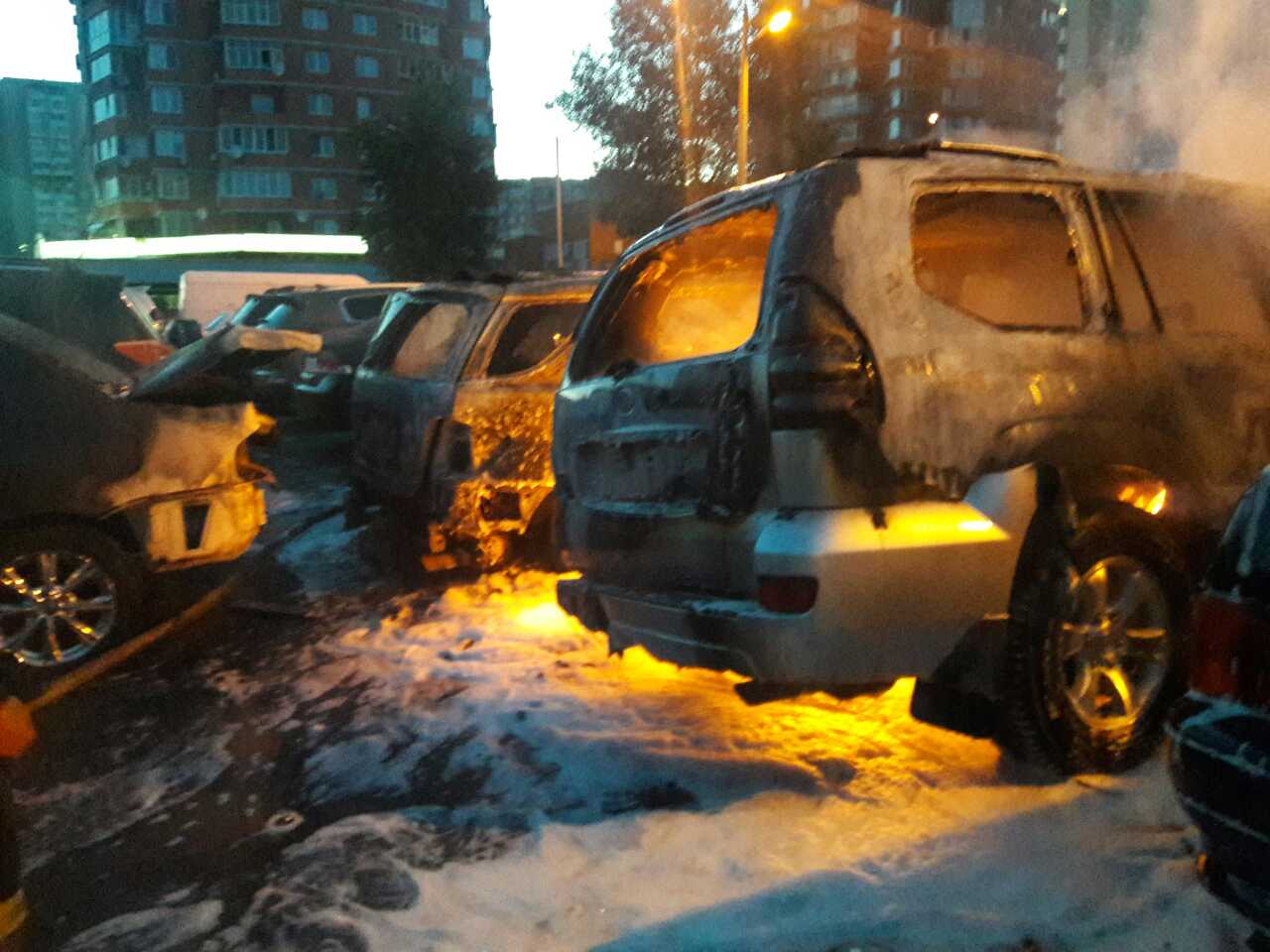 У Києві вщент згоріли три автомобілі (ФОТО)