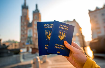 Україна опустилася на дві сходинки у рейтингу паспортів