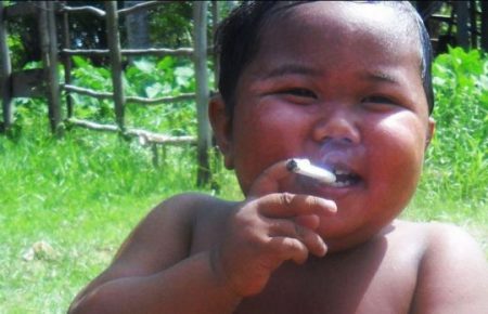 У Індонезії 9-річний хлопчик бореться із залежністю від куріння