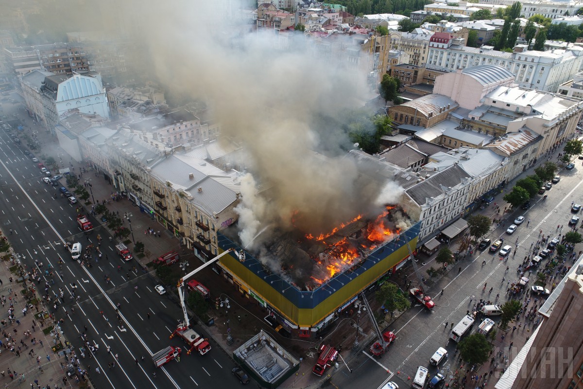 З’явилося відео з дрону пожежі в центрі Києва