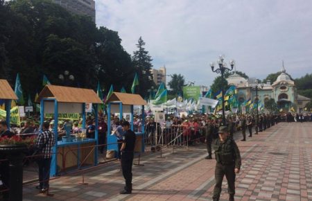 Під Верховною Радою в Києві  протестують проти введення ринку землі (ФОТО)