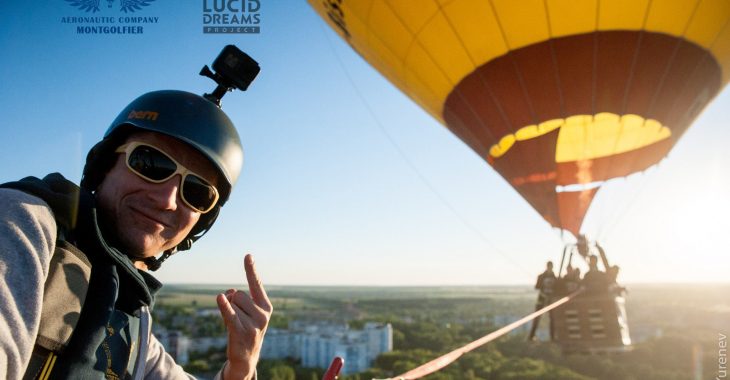 В Україні вперше людина пройшла по мотузці між двома повітряними кулями (ФОТО) В Україні вперше людина пройшла по мотузці між двома повітряними кулями (ФОТО)