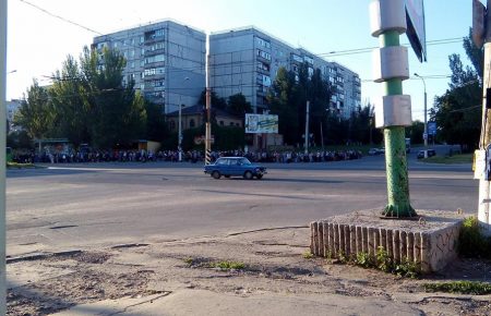 Луганчане выстраиваются в многометровую очередь, чтоб уехать в Украину (ФОТО)