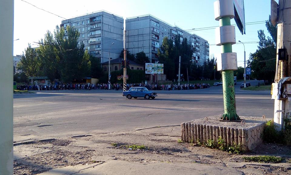 Луганчане выстраиваются в многометровую очередь, чтоб уехать в Украину (ФОТО)