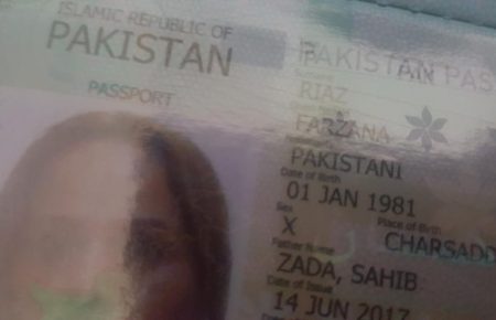 У Пакистані вперше видали паспорт особі, яку ідентифікували як трансгендера (ФОТО)
