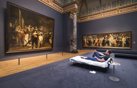 Відвідувач музею Амстердама провів ніч біля картини Рембрандта (ВІДЕО)