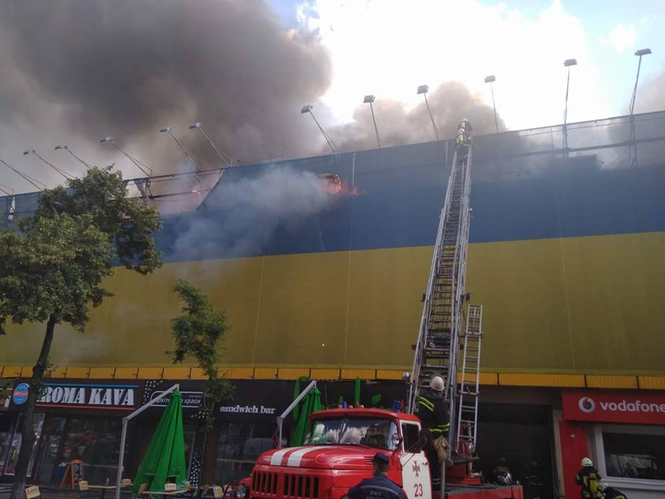 В Києві мастштабна пожежа біла ЦУМу (ФОТО)