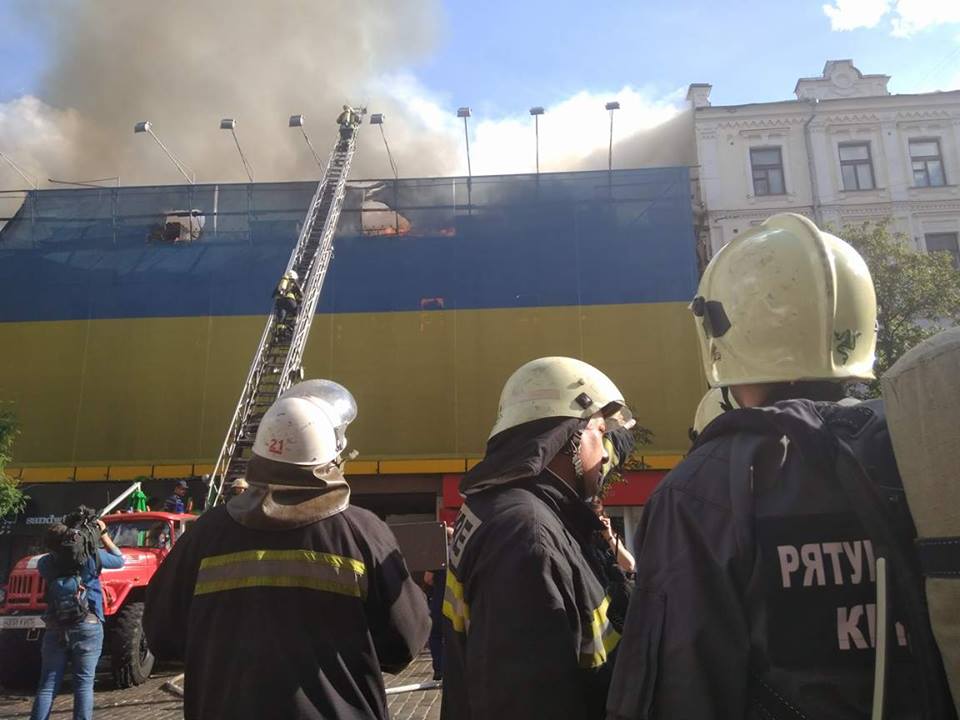 В Києві мастштабна пожежа навпроти ЦУМу (ФОТО, ВІДЕО)