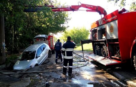 Через прорив каналізації  у Києві «затонув» автомобіль (ФОТО)