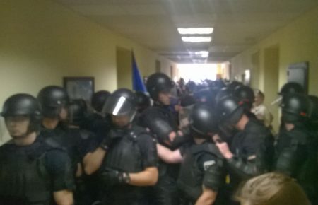 Внаслідок сутичок у Київраді постраждало двоє правоохоронців