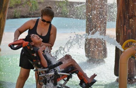 У США відкрили перший аквапарк для людей з інвалідністю (ФОТОРЕПОРТАЖ)