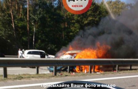 Внаслідок ДТП у Києві згорів лекговий автомобіль: є постраждалі(ФОТО)