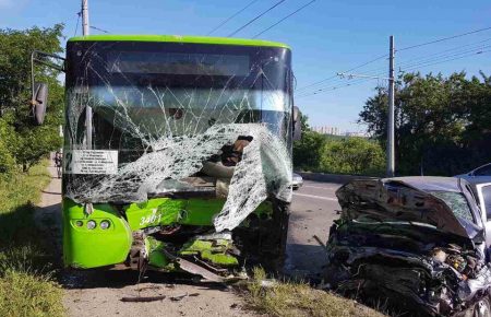 В Харкові легкове авто зіткнулось з тролейбусом, є загиблий та поранені