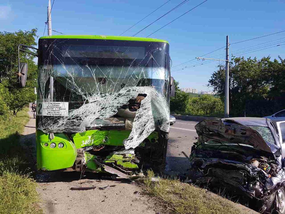 В Харкові легкове авто зіткнулось з тролейбусом, є загиблий та поранені