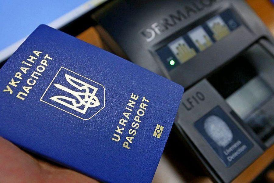 Скільки українців робитимуть біометричний паспорт?