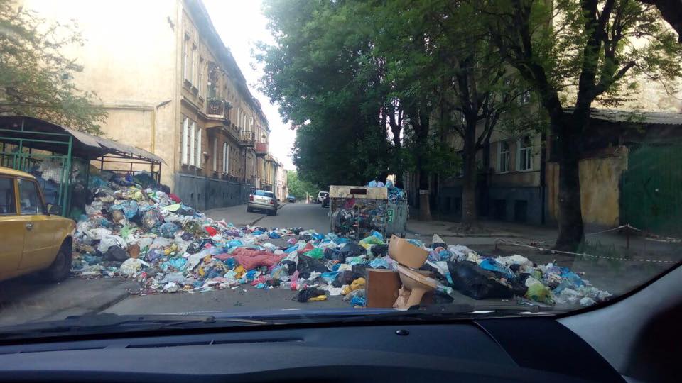У Львові вулицю заблокували сміттям (ФОТО)