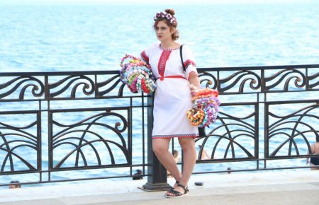 В Криму дівчина у вишиванці продає українські етнічні прикраси (ФОТО)