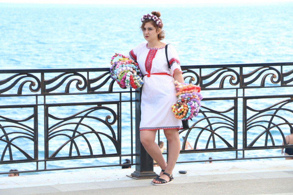 В Криму дівчина у вишиванці продає українські етнічні прикраси (ФОТО)