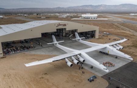 Stratolaunch показала найбільший літак у світі (ВІДЕО)