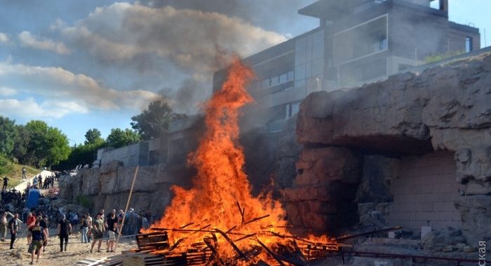 Одеські активісти знесли паркан та почали громити незаконне будівництво на пляжі (ФОТО, ВІДЕО) Одеські активісти знесли паркан та почали громити незаконне будівництво на пляжі (ФОТО, ВІДЕО)