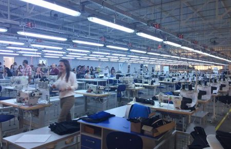В Каховці запрацювала фабрика, на якій шиють сумки-кенгуру (ФОТО)