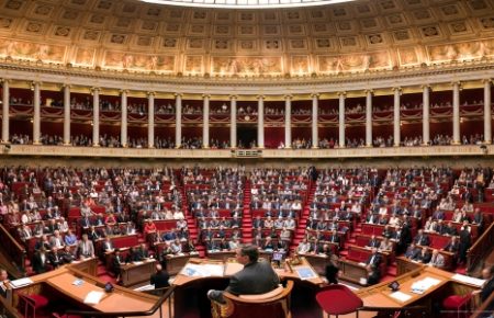 Рекордное количество женщин стали депутатами парламента Франции