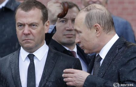 Путін з Медведєвим змокли біля Кремля (ФОТО і ВІДЕО)