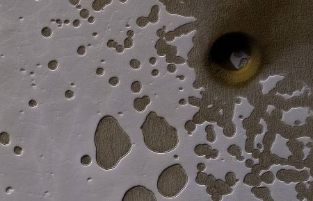 NASA опублікувало фотографії дивних ям на Марсі (ФОТО)