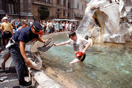 Мерія Риму заборонила купатися у фонтанах