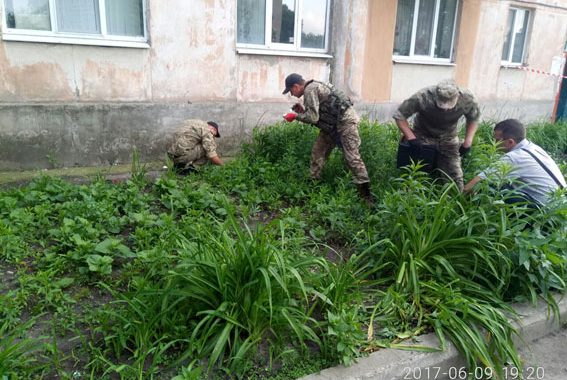 У Харківській області чоловік напідпитку зробив вибуховий пристрій та отримав поранення У Харківській області чоловік напідпитку зробив вибуховий пристрій та отримав поранення