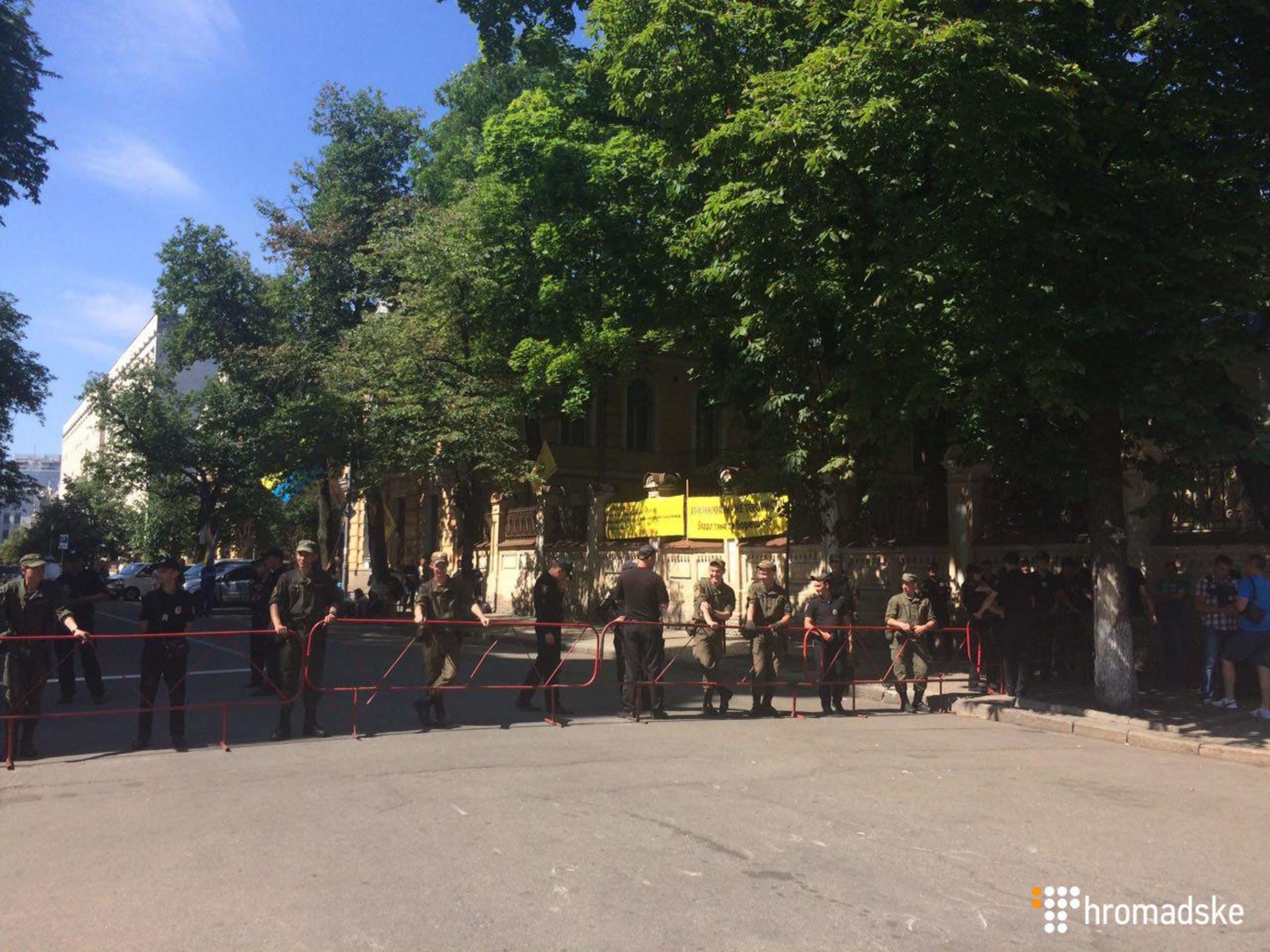 В Києві сталися сутички між вкладниками «Михайлівського» з поліцією, ВІДЕО