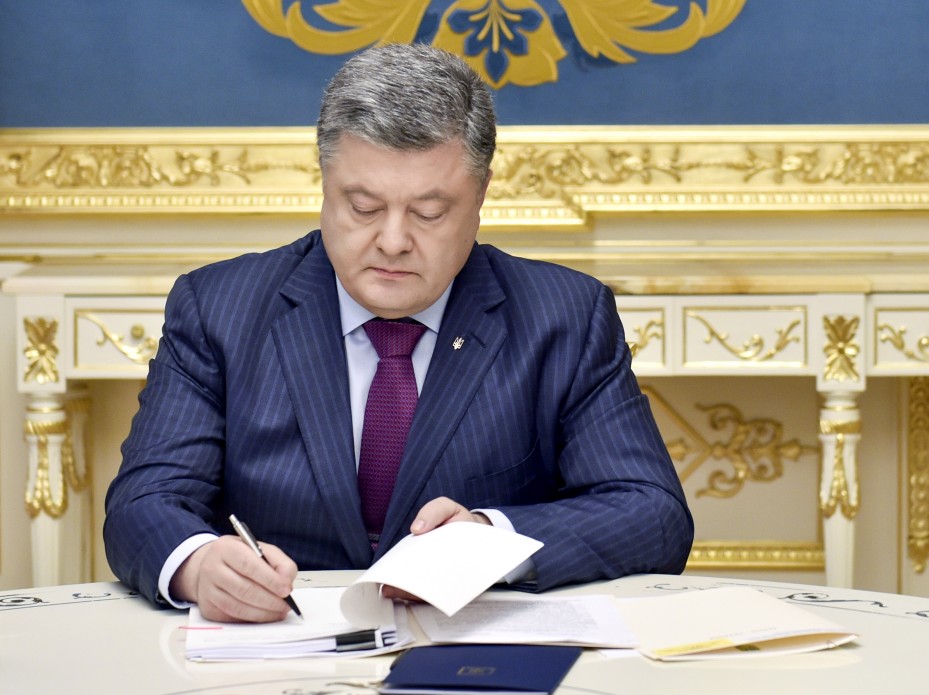 Президент підписав правки, що скасовують «закон Савченко»