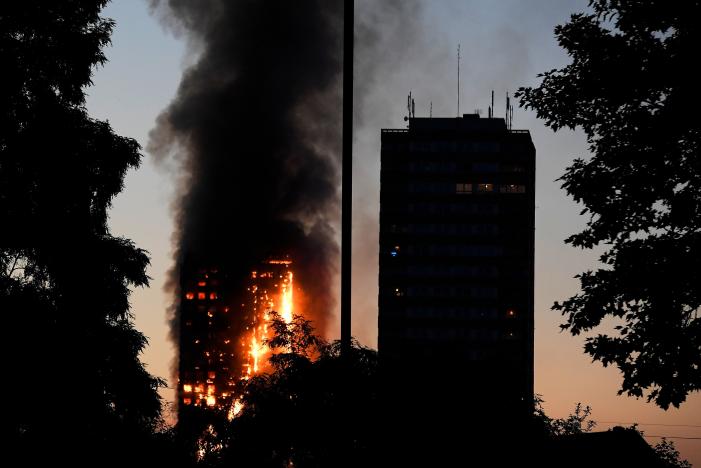 В Лондоні пожежа охопила 27-поверхівку, щонайменш 30 людей шпиталізовано