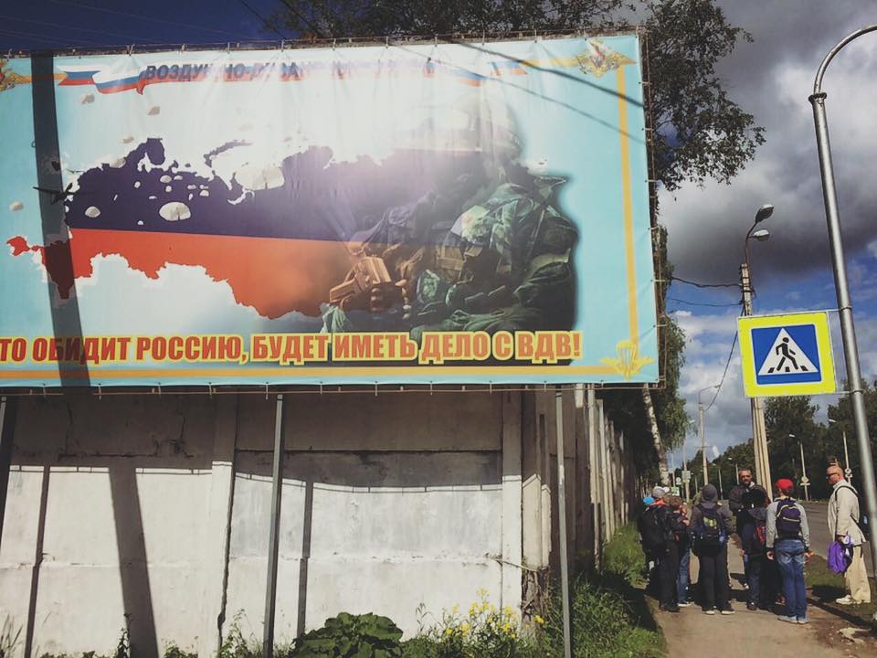 На заборе российской дивизии, воевавшей в Украине, дети рисовали мирную жизнь (ФОТО, ВИДЕО)