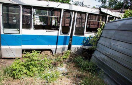 В Дніпрі поїзд збив трамвай, є загиблий (ФОТО, ВІДЕО)