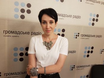 Яркие шнурки, свитер BOYS и сериал «Династия»: как одевались после перестройки? Яркие шнурки, свитер BOYS и сериал «Династия»: как одевались после перестройки?