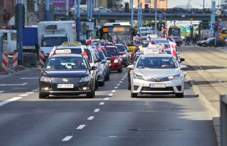 У чотирьох найбільших містах Польщі протестують водії таксі (ФОТО)