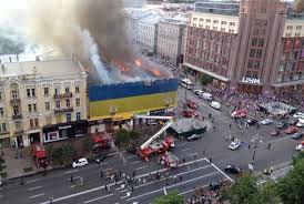 У згорілій будівлі центрального гастронома досі працюють рятувальники