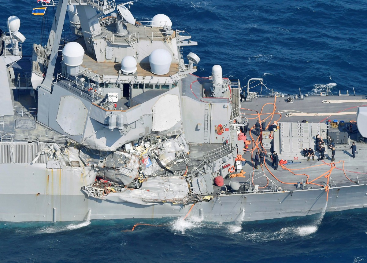 Есмінець США зіткнувся з торговим судном Філіпін (ФОТО)