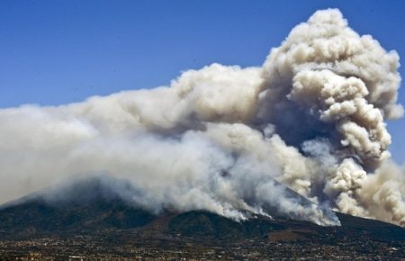 Пожежа на схилах вулкану Везувій в Італії: евакуюють місцевих жителів(ФОТО, Відео)
