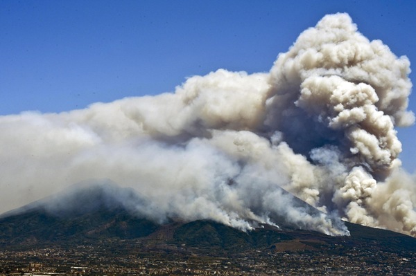 Пожежа на схилах вулкану Везувій в Італії: евакуюють місцевих жителів(ФОТО, Відео)
