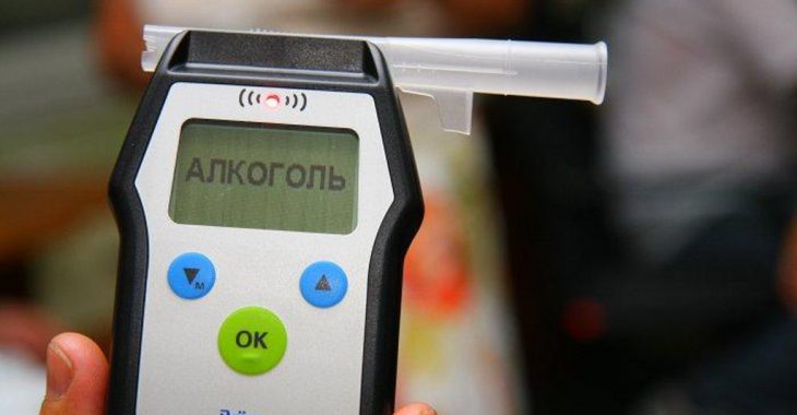 Працівника російського посольства вночі затримали у авто під Києвом Працівника російського посольства вночі затримали у авто під Києвом