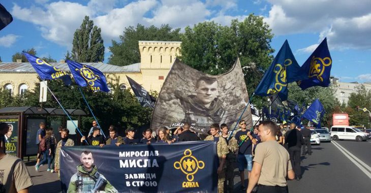 Столицею рухається хода на честь загиблого бійця АТО (ФОТО) Столицею рухається хода на честь загиблого бійця АТО (ФОТО)