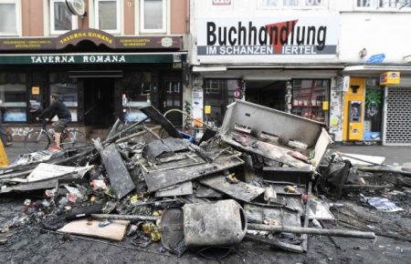 Барикади, спалені автомобілі та піротехніка: оприлюднили фото заворушень в Гамбурзі
