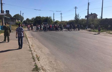У Лисичанську місцеві мешканці заблокували рух транспорту — протестують про відключень води