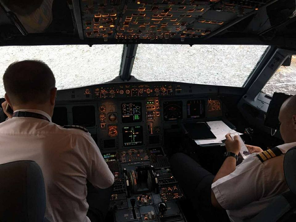 Як український пілот «наосліп» посадив пошкоджений градом літак в Стамбулі(ФОТО, Відео)