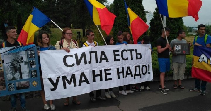 У столичному аеропорту Молдови протестують проти візиту російського віце-прем'єра У столичному аеропорту Молдови протестують проти візиту російського віце-прем'єра