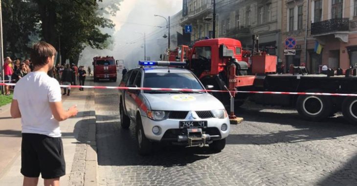 У центрі Львова горить житловий будинок (ФОТО) У центрі Львова горить житловий будинок (ФОТО)