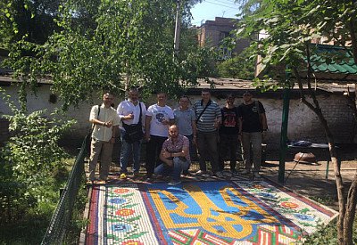 У Кривому Розі бійці АТО створили патріотичну мозаїку на подвір’ї багатоповерхівки