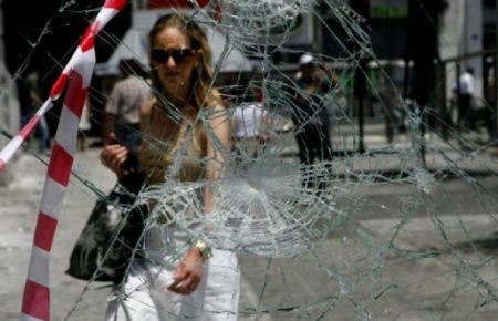 Афінські анархісти руйнують магазини та банкомати (ВІДЕО)